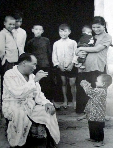 她和毛主席合影主席说：“女同志是半边天，要站在中间”