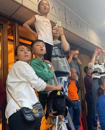 骑马式、登高式…为观看国际军乐节,南昌市民解锁观看姿势