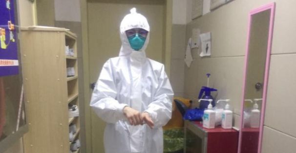 小男孩切东西不小心切到自己的手,儿子切水果时不小心割到手指