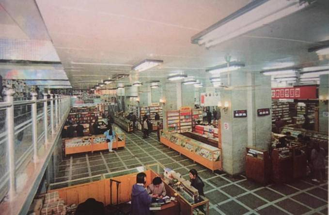 位列新街口“三店一场”的新华书店，有人曾用电视机票换一本书