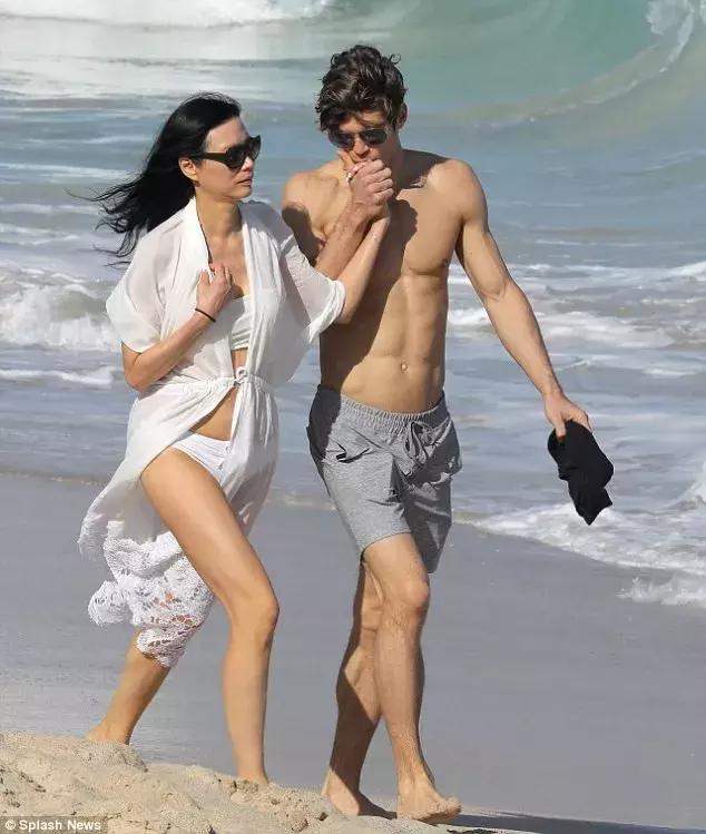 49岁邓文迪与22岁男友,49岁邓文迪与20岁男友