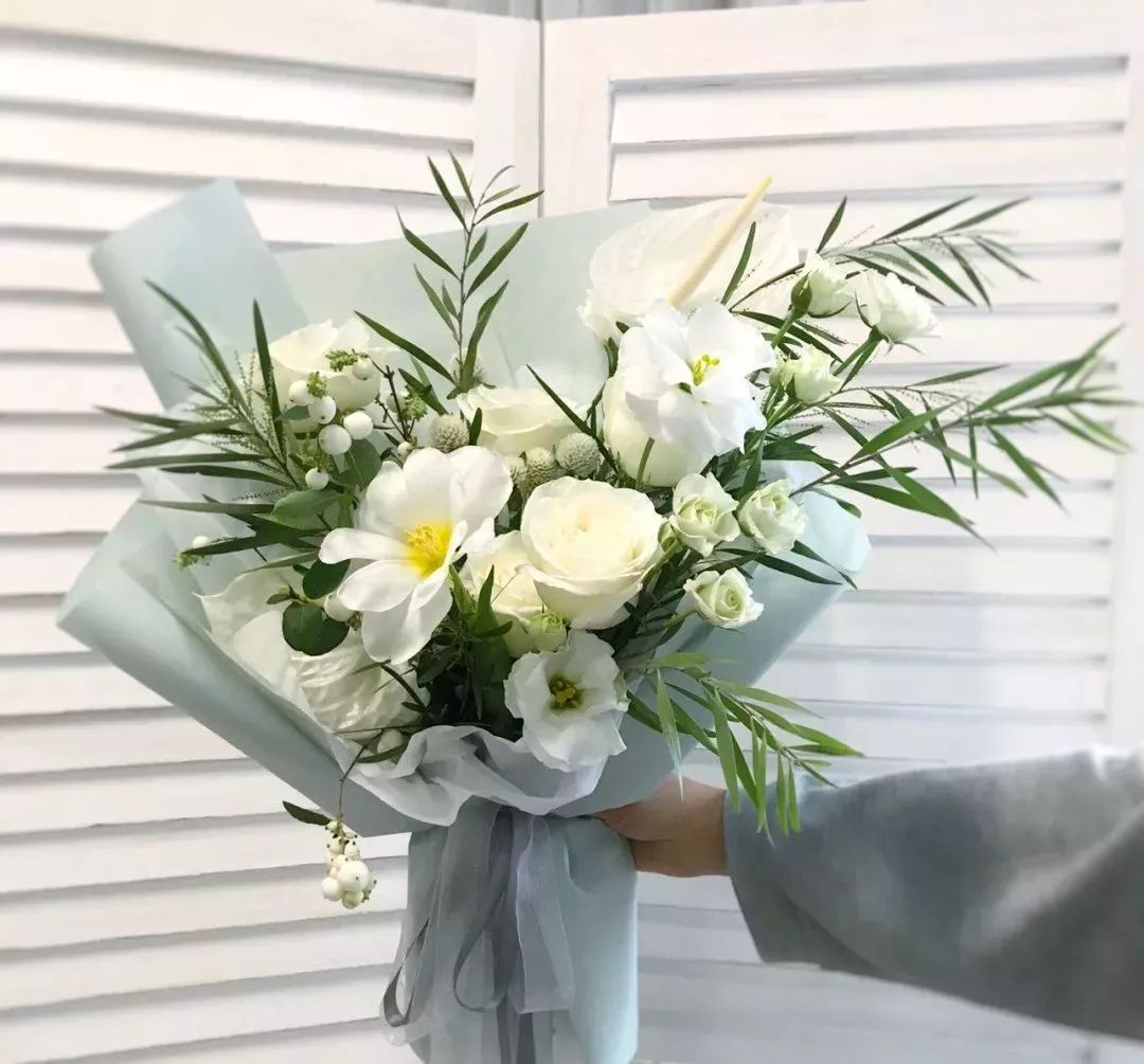 鲜花店日常换水整理花材,花要不要经常换水