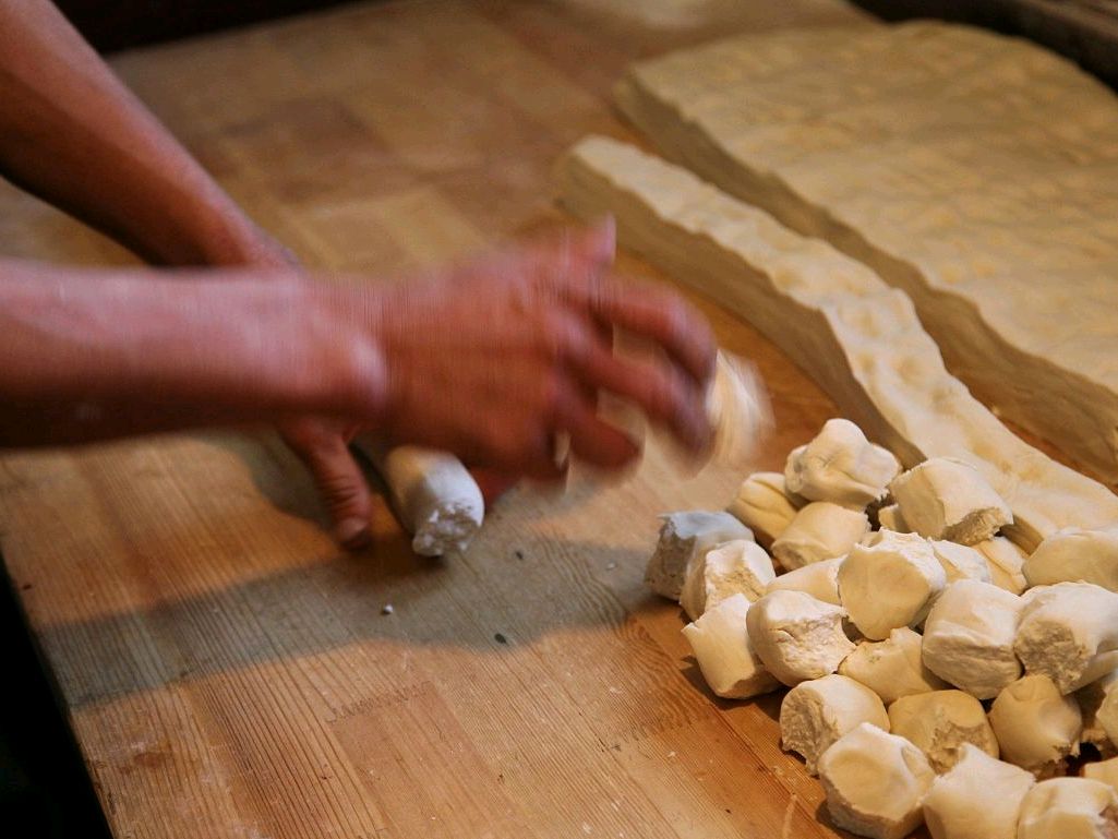 手把手教你擀饺子面皮,饺子店手工饺子皮视频教程