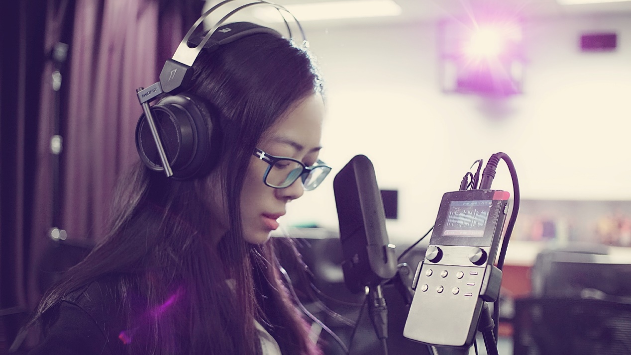 唱歌直播用话筒和耳机就可以吗,唱歌直播用音箱好还是不用好