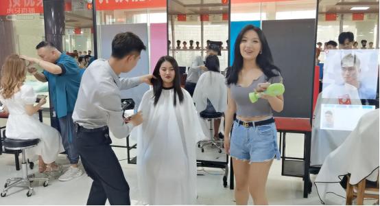 蓝翔学姐挖掘机直播回放,蓝翔学挖机是封闭学校吗