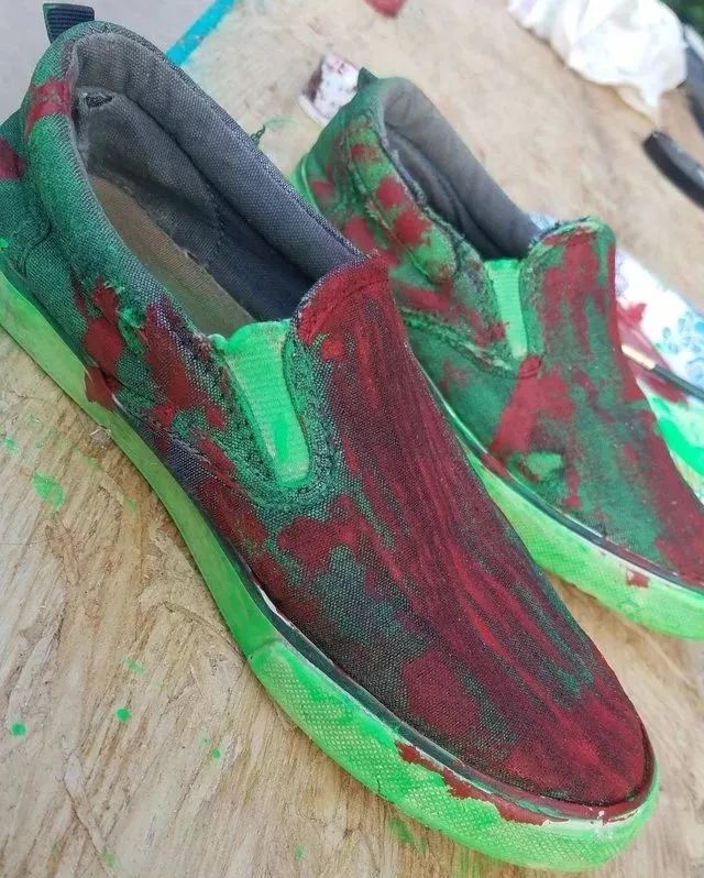 这些玩“土法定制”的弟弟们，把自己几千块的鞋画成了垃圾