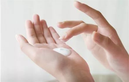 粗糙又脱皮的手适合什么手霜,润手霜改善粗糙细纹