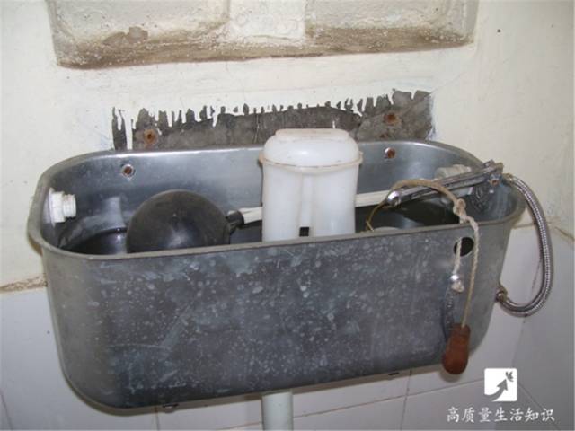 马桶冲水按钮按不动太紧怎么办,马桶上冲水的两个按钮有什么区别