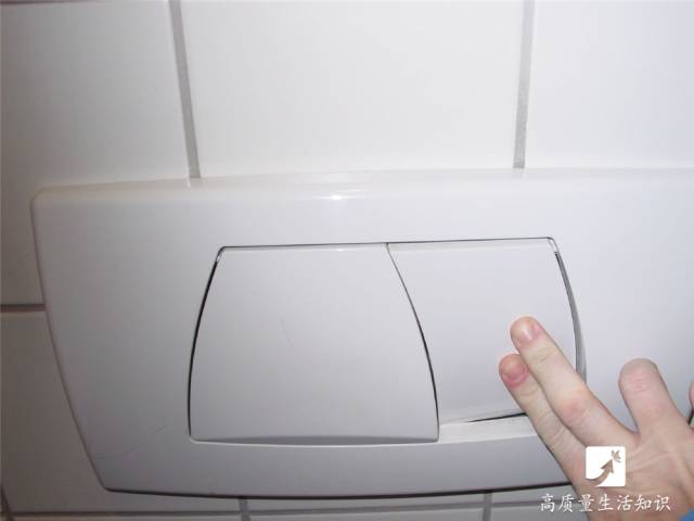 马桶冲水按钮按不动太紧怎么办,马桶上冲水的两个按钮有什么区别