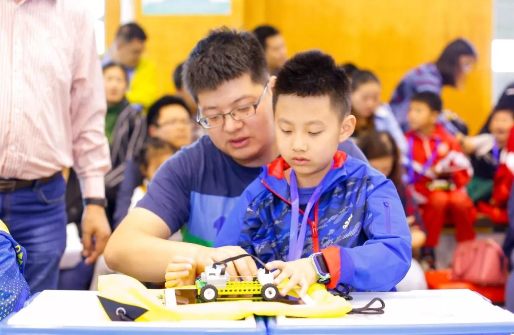 机器人团队激烈角逐,工业机器人团队比赛