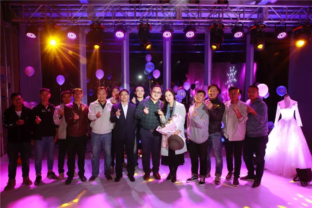 求婚钻戒视频浪漫周大福,周大福400米高空求婚视频