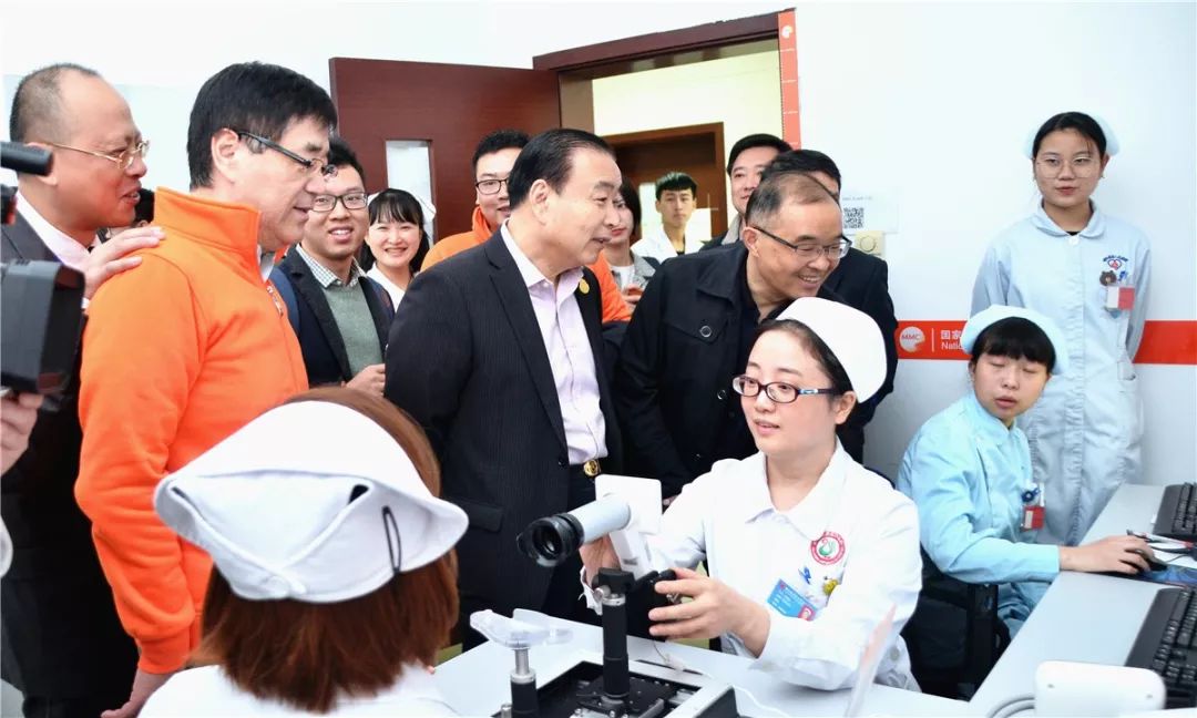 共饮一江水·携手献爱心｜上海市“医苑新星”青年医学人才都江堰公益义诊活动暨志愿者基地揭牌仪式在都江堰市举行