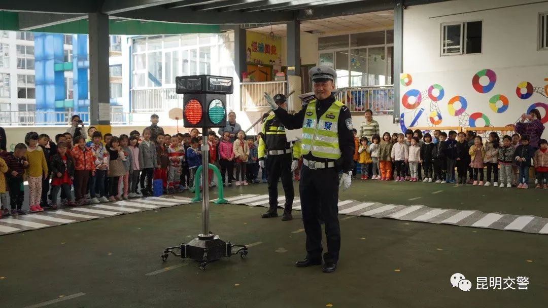 大手牵小手创文明,大手牵小手共创文明的内容