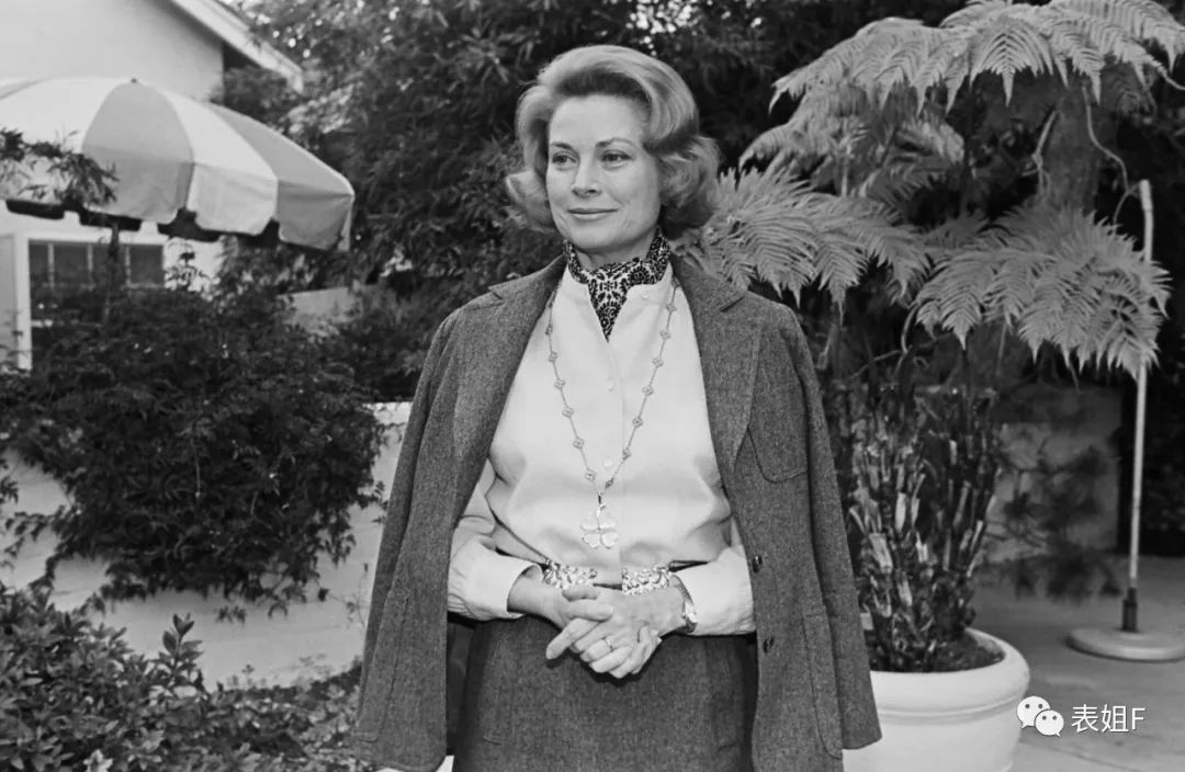 人人都在戴的银手镯,人人都在戴的耳机