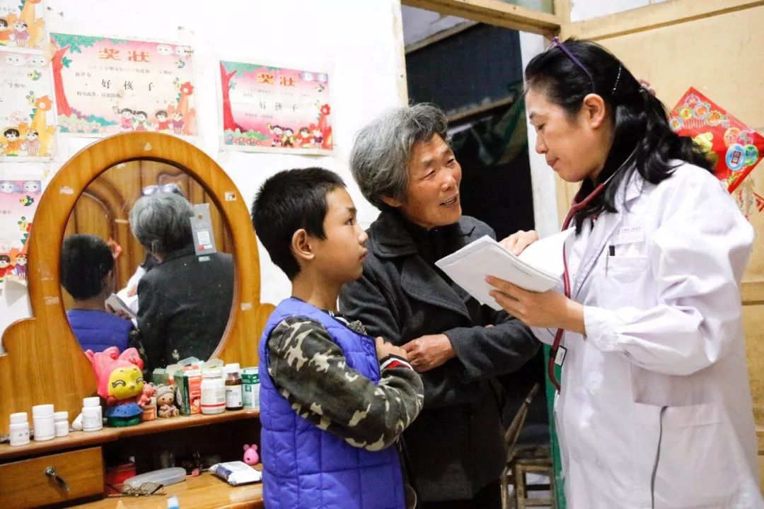 中国红基会与香港“黄福荣传爱基金”探访河南再障患儿