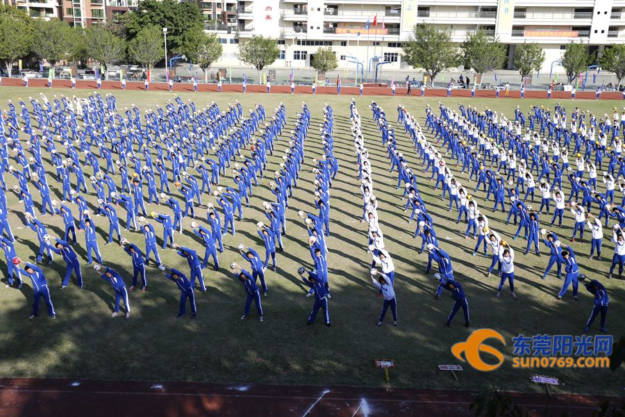庆中堂中学建校60周年200校友绿茵场致青春