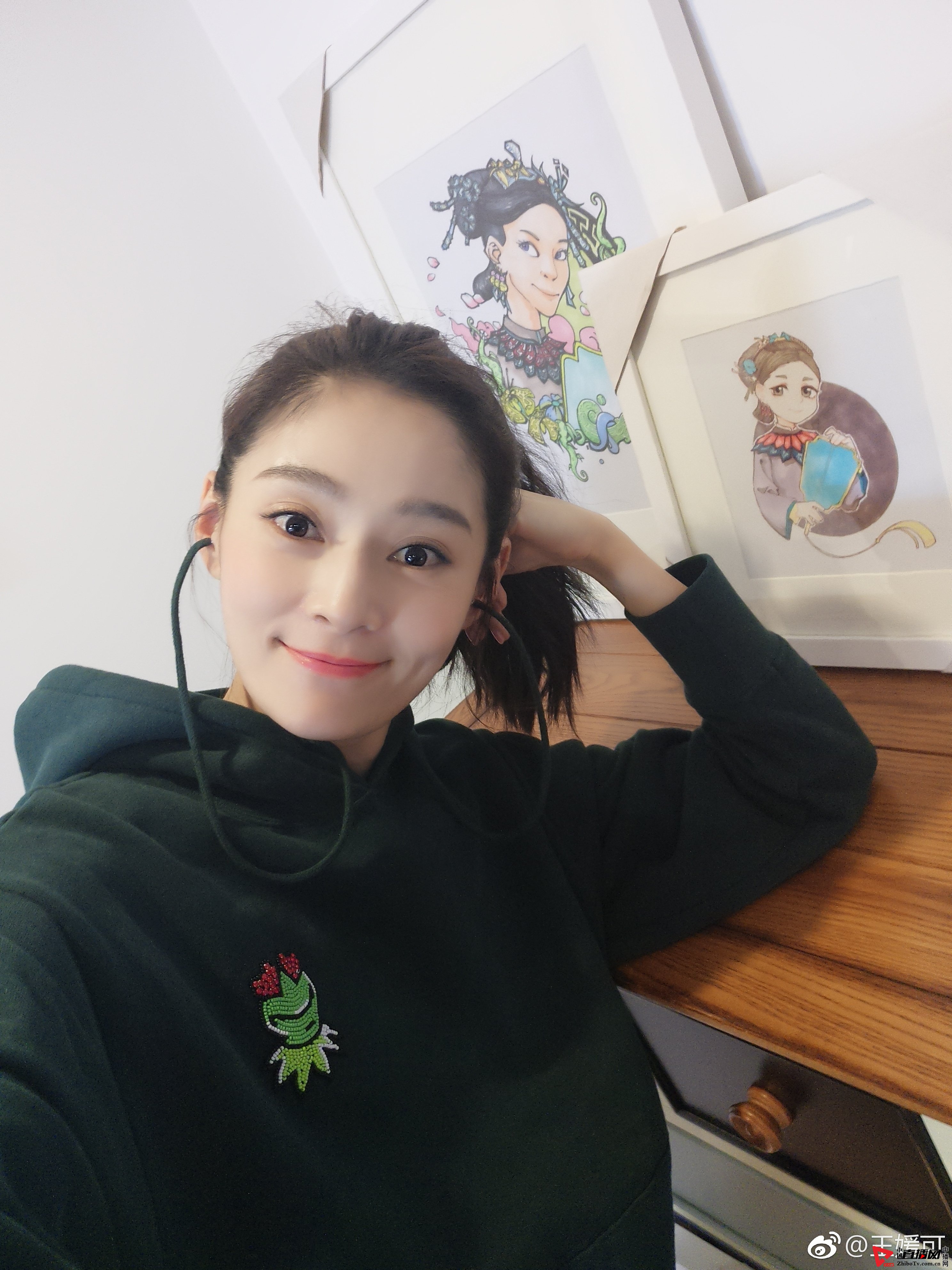 王媛可和粉丝合影 (王媛可延禧攻略纯妃第一个镜头)