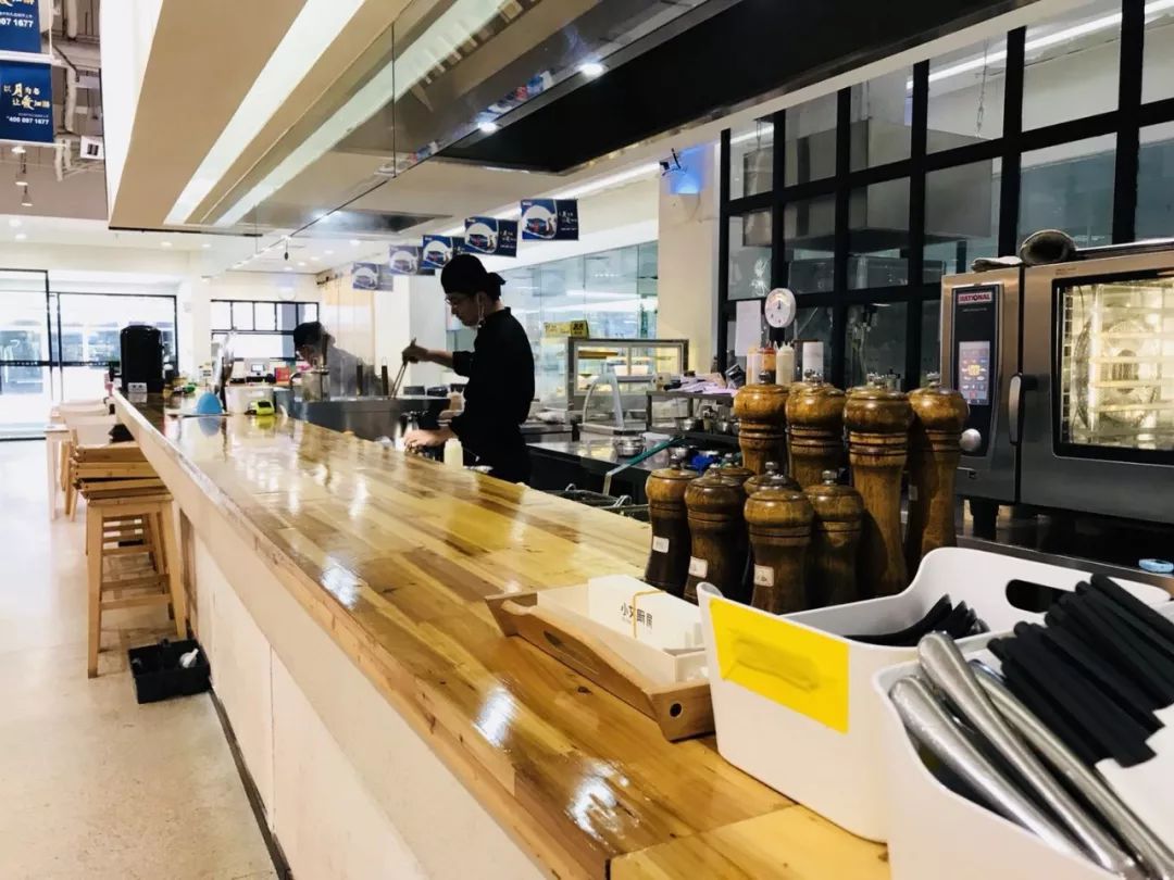 青岛这家进口海鲜店，竟把工厂开到了食客眼前？用自助价格吃怀石品质！