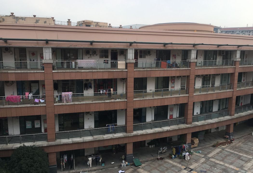 记者走访门店发现已闭店,明发江湾新城商业综合体停工了吗