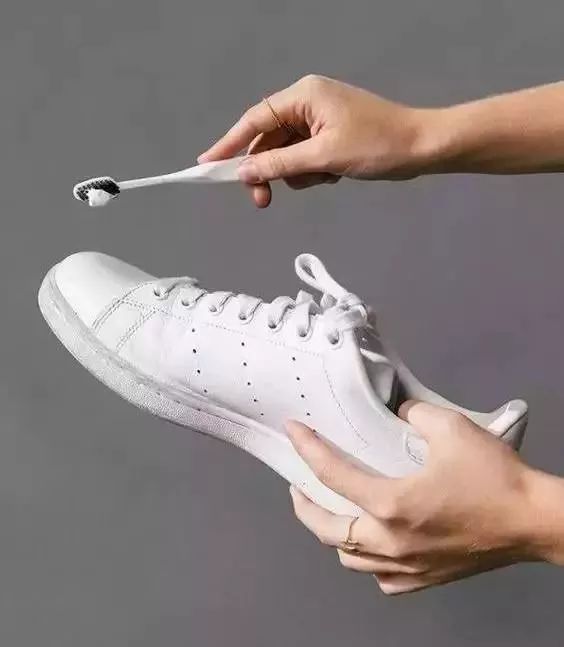 神了！洗白袜子只需涂点这个，冲一下立马跟新的一样！