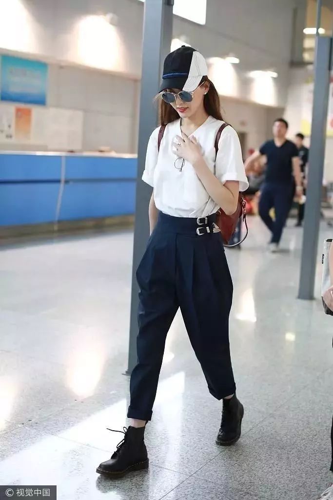 气场全开帅气,搭配黑色皮衣高跟短筒靴霸气个性