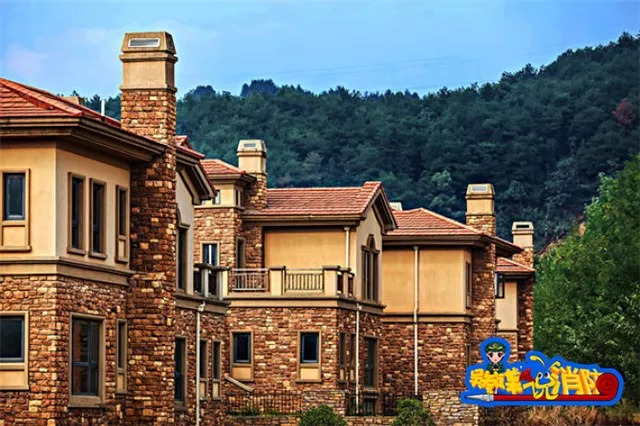 商场着火“浓烟滚滚”，如何正确选择逃生方法？