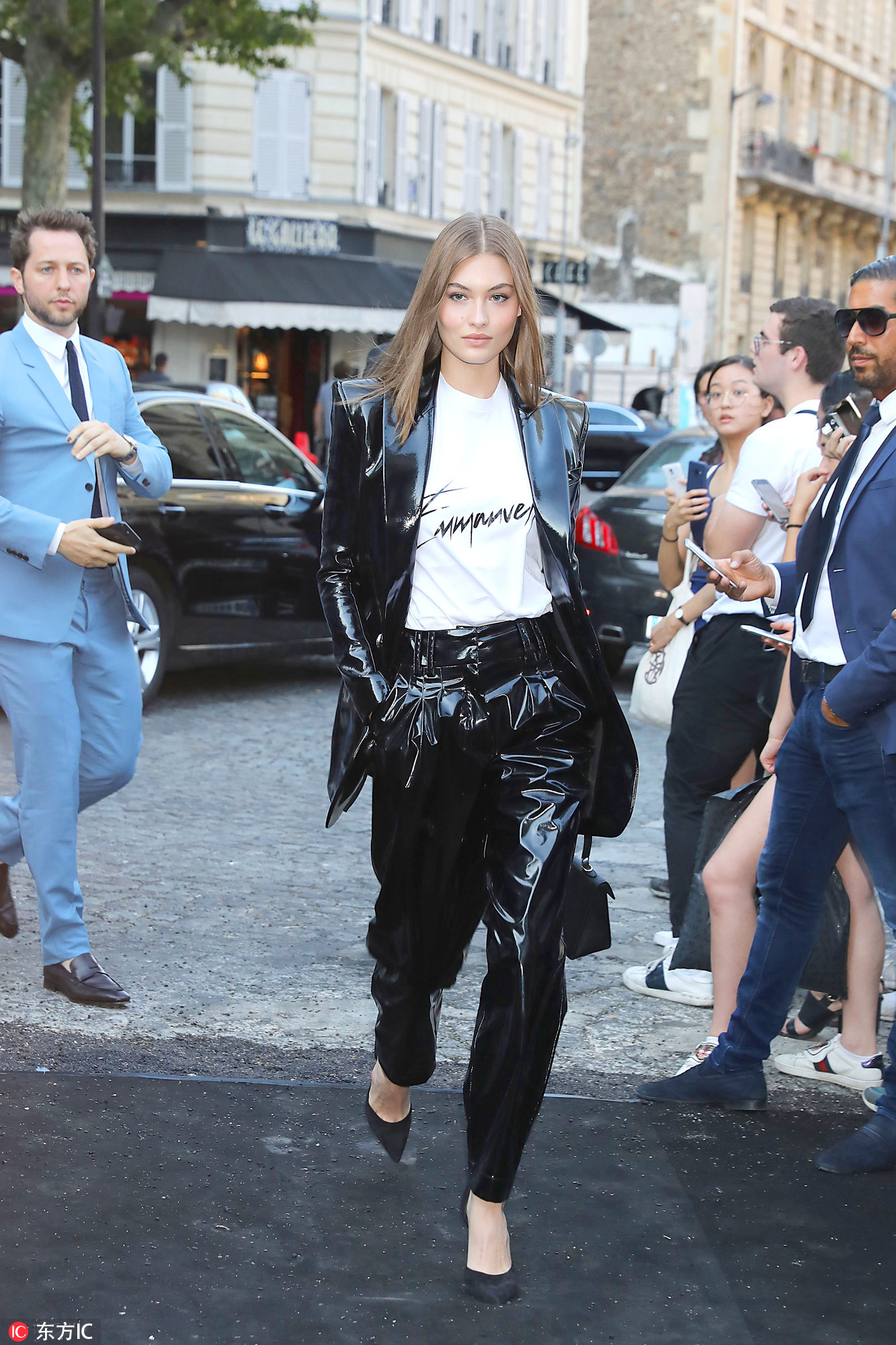 穿那么厚也能做行走的发光体？你的漆皮够亮么！