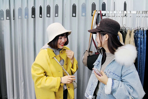 江苏常熟电商直播助力服装产业,服装直播产业带