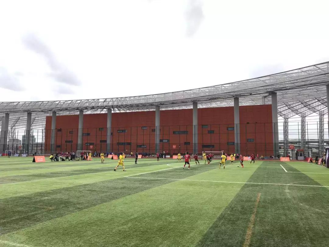 让全大宁人沸腾的足球赛开踢啦！300多名业主约战静安体育中心