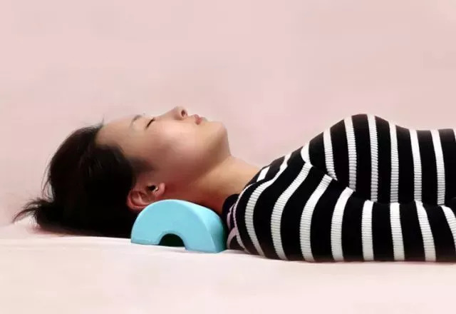 颈椎疼？脖子僵硬？睡觉用上它，颈椎病偏头痛全好了！