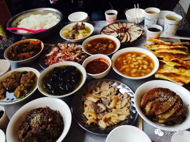 大理八大碗鱼做法,大理剑川八大碗店