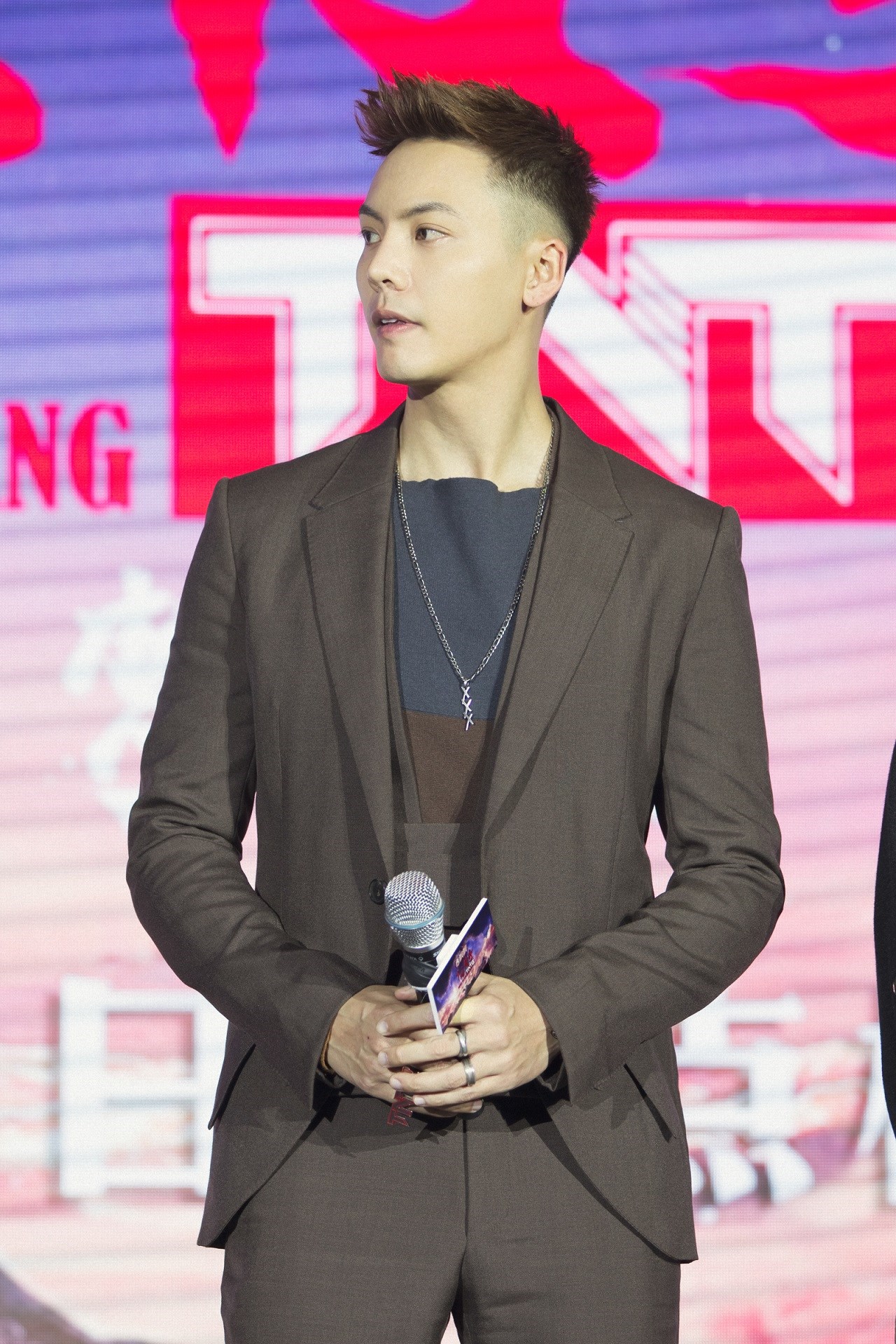 陈伟霆下一站传奇发布会,陈伟霆吃肠粉