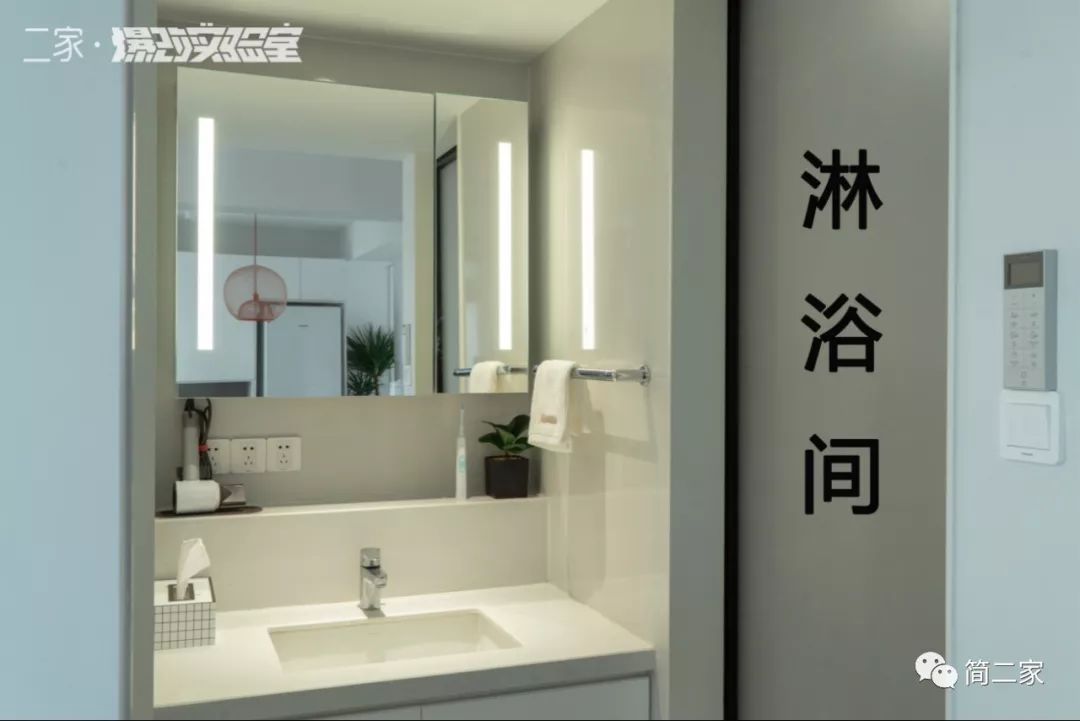 我们只在卫生间换了一头门，神奇的事情……发生了