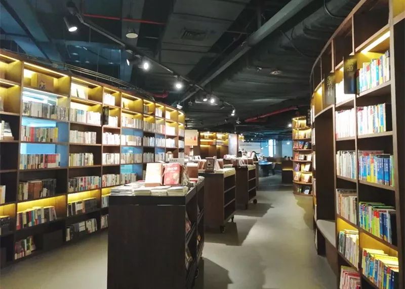 火爆之后骤冷！开始拓展潮牌、书店、童乐、餐饮的中大门，真能扮演好经开商业扛把子？