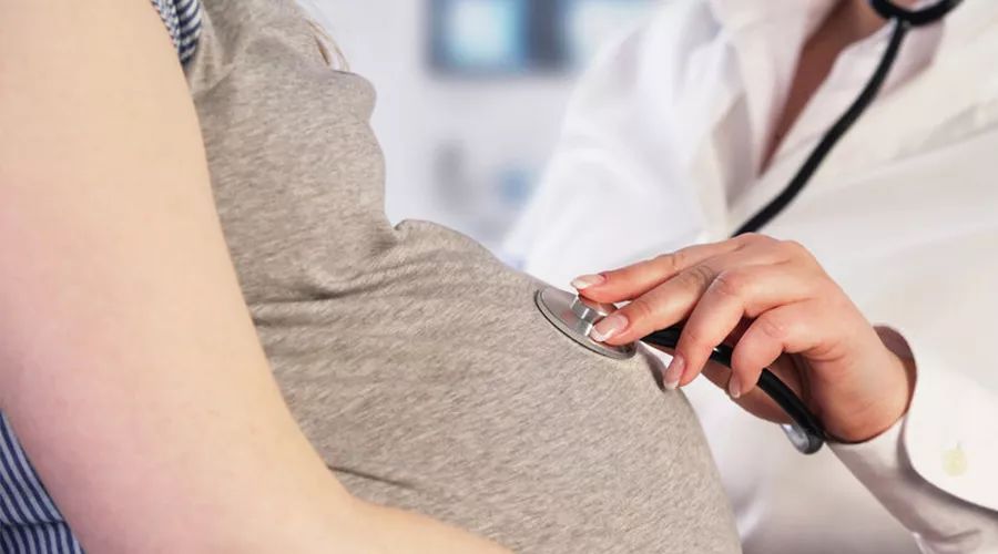 法令纹处颜色深,手指接近指甲处颜色深