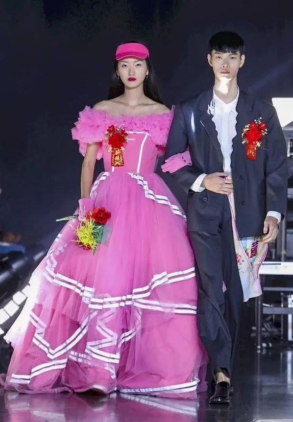 中国大妈才是地球上最敢穿的街头王者!当红时尚单品都是你妈玩剩下的