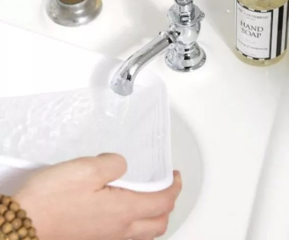 毛衣领口松垮怎么搭配,高领衣服领子松垮改小妙招