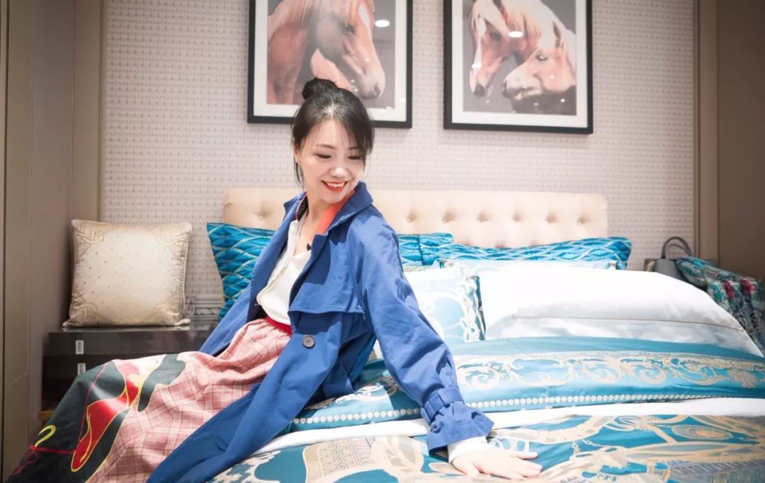 精致的女人走到哪都是靓丽的,女人只有逛街才是最开心的事