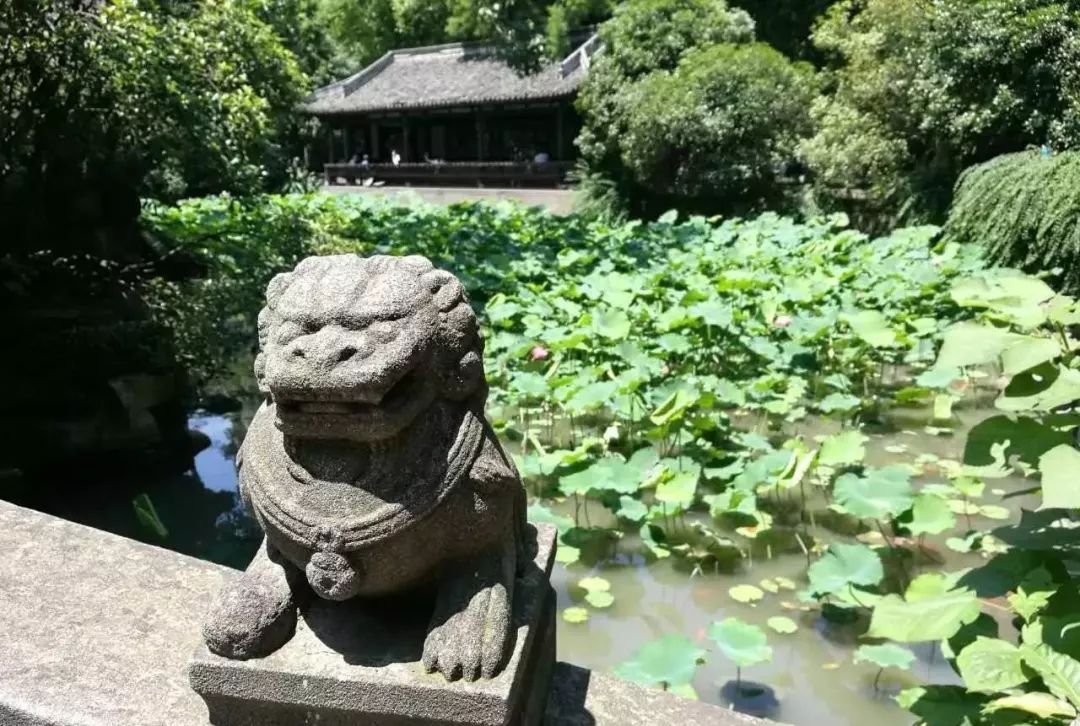 门口石狮子讲究,石狮子公母区别