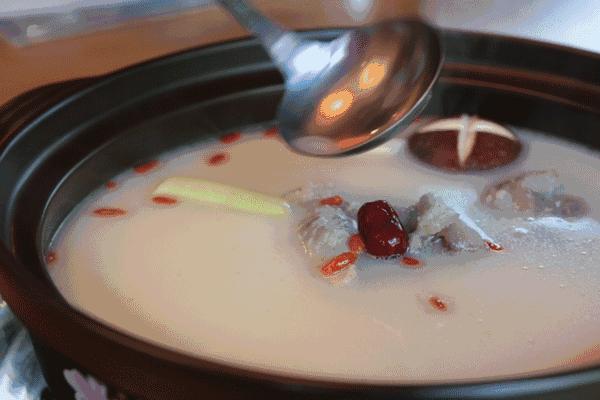 喝骨头汤补镁吗,骨头熬汤是不是嘌呤高呀