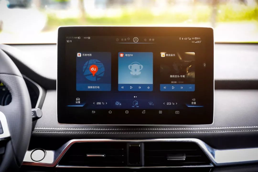 汽车玻璃起油雾是怎么回事,汽车室内玻璃去雾方法