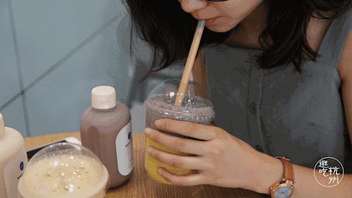 人手一杯咖啡,人手一杯超大杯奶茶