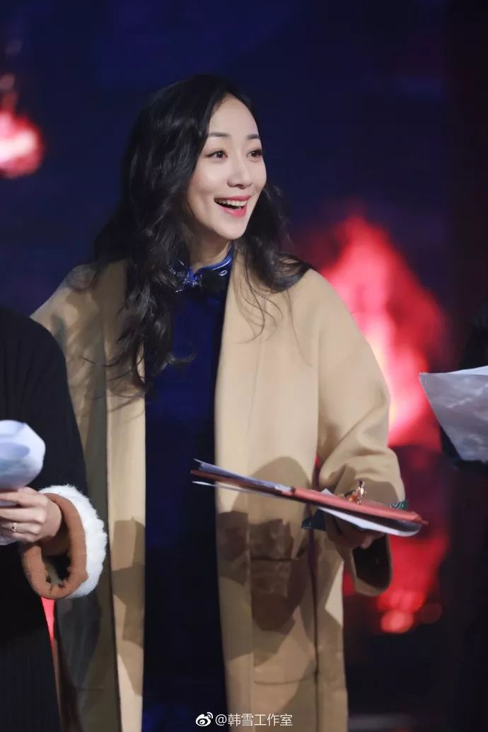 被讽花瓶18年，如今凭实力爆红，热搜欠她两个第一