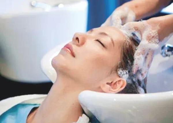 如何正确使用头发发油,怎么样才能让头发没有头油