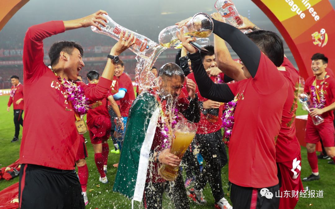 上港夺冠庆功宴武磊人气爆棚,上海上港夺冠啤酒