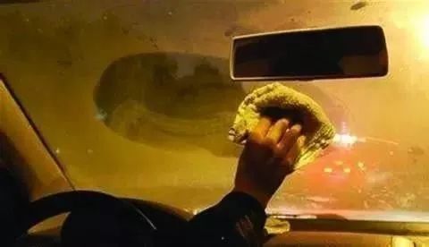 冬天车内玻璃起雾怎么开暖风去雾,小车玻璃有雾看不清怎样快速除雾