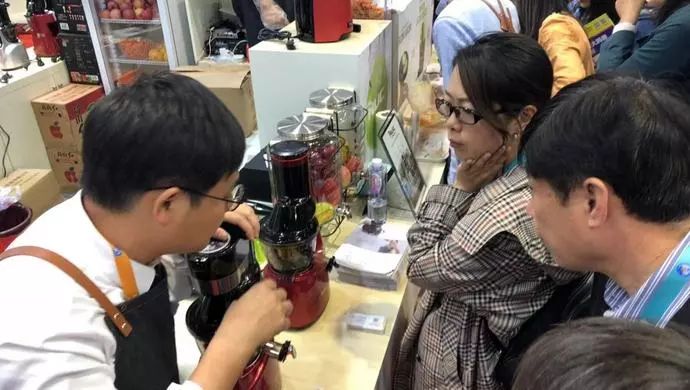 “懒人”料理机、“单身专属”电饭锅……普通观众逛进博会，这些展品值得“轧闹猛”！