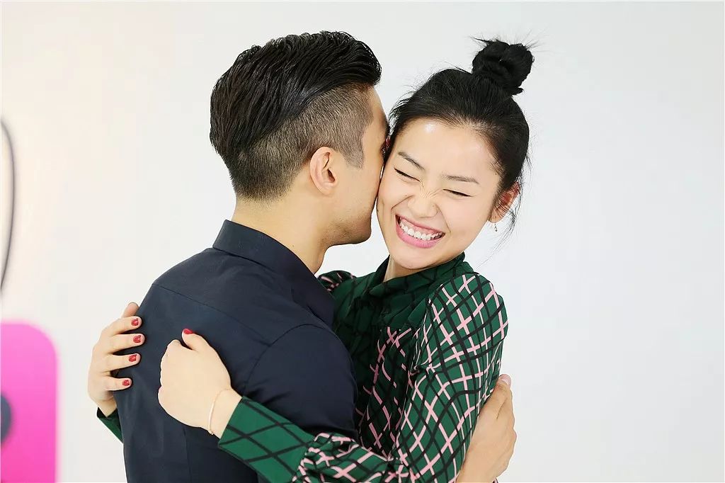 今年画风是“东北花袄大战海胆精”！维密“老”矣，尚能“秀”否？