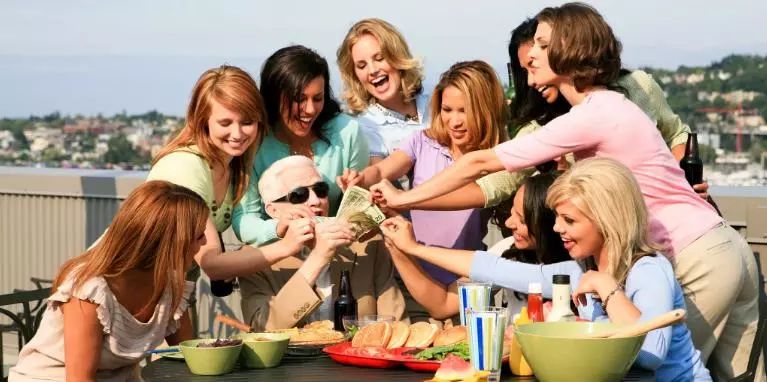 呵呵！温哥华中国留学生自述被三个“干爹”*养包**：“我们只是在恋爱而已”