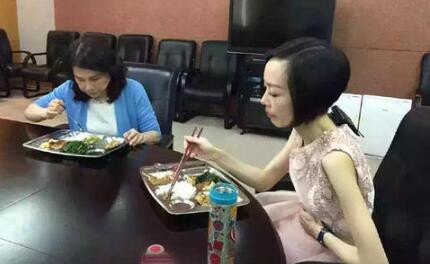 鲁豫脖子上青筋鼓起图片,鲁豫腰太瘦照片